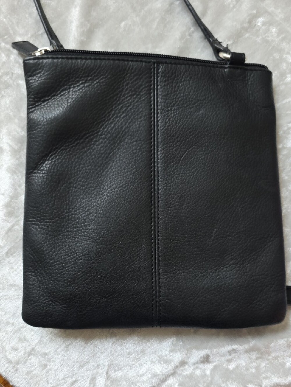 Fossil Vintage Black Leather Travel Friendly Crossbody Bag with Front Zip Pocket - Picture 4 of 8